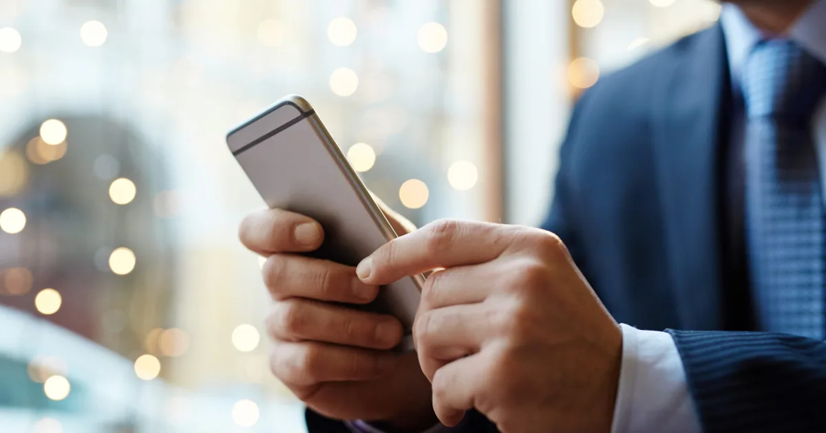 Pessoa utilizando smartphone para iniciar contato